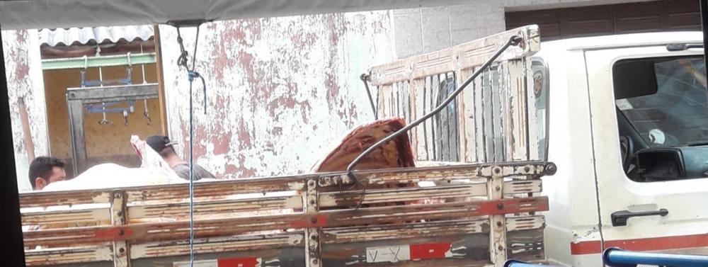 Segundo informações, como o matadouro público municipal está interditado, não se sabe local onde estes animais estão sendo abatidos. (Foto: Reprodução/Facebook).