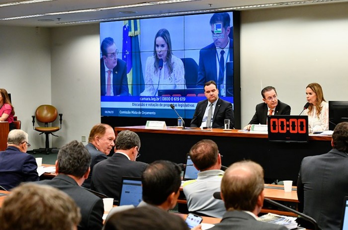 Reunião da Comissão Mista de Orçamento, em agosto; no telão, a presidente da CMO, senadora Daniella Ribeiro - Foto: Geraldo Magela/Agência Senado