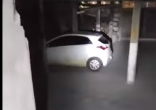 O veículo da marca Hyundai HB20 foi localizado na cidade de Pombal, dentro de um estacionamento de um prédio. O veículo, desde a época do crime, encontrava-se enrustido. (Foto: Reprodução).