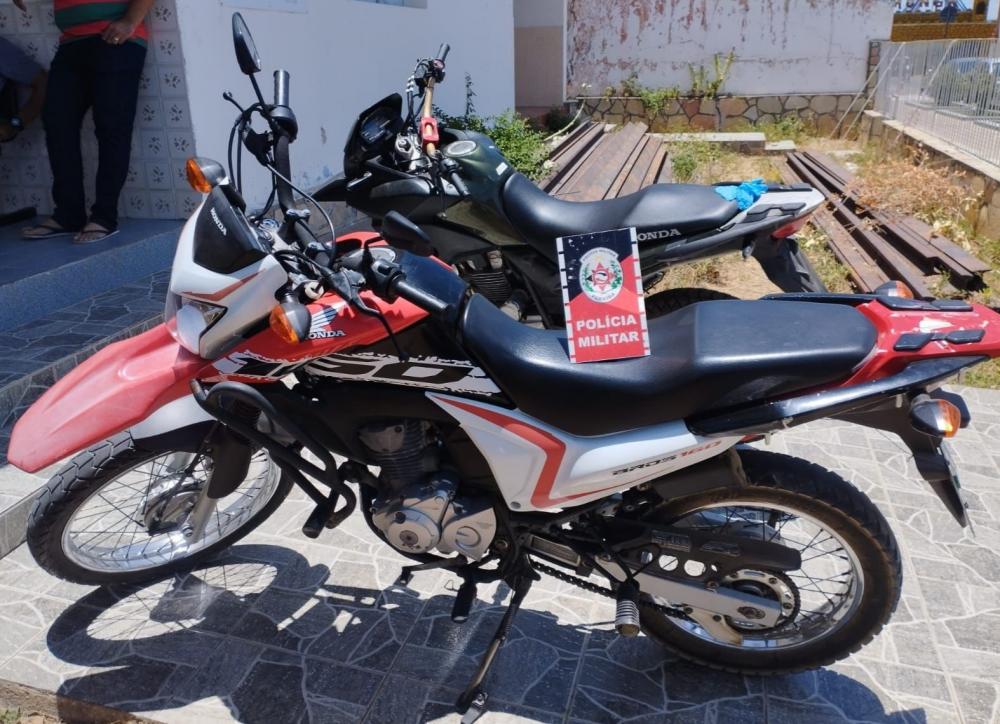 Diante dos fatos, os suspeitos e a moto recuperada foram encaminhados à delegacia de Polícia Civil e apresentados ao delegado de plantão, para serem realizados os procedimentos que necessitam o caso (Foto: Reprodução)