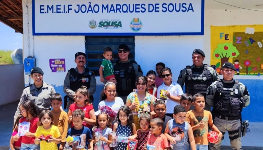 A Operação “Criança Feliz”, distribuiu cerca de 200 brinquedos e outras 200 sacolinhas de guloseimas, que foram arrecadados por meio de doações (Foto: Reprodução)