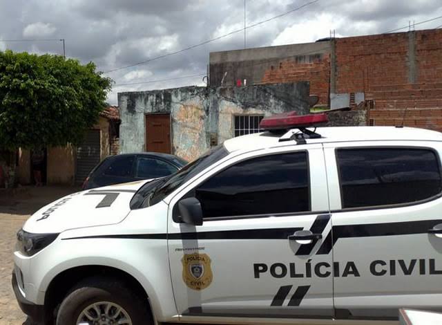 Após a captura em flagrante dos dois acusados no Distrito de São Gonçalo, eles foram conduzidos à delegacia de Polícia Civil (Foto: Reprodução)