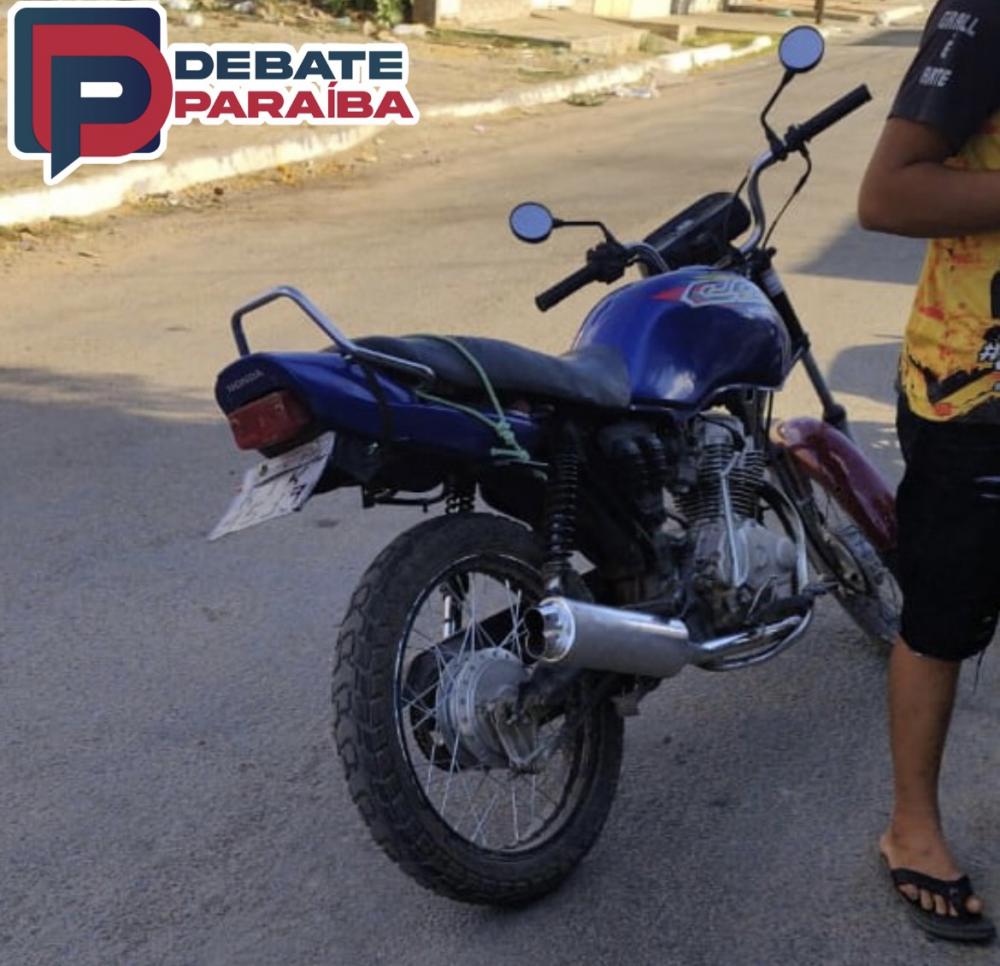 Diante dos fatos ilícitos, o adolescente e a moto apreendida foram levados à delegacia de Polícia Civil (Foto: Reprodução Debate Paraíba)