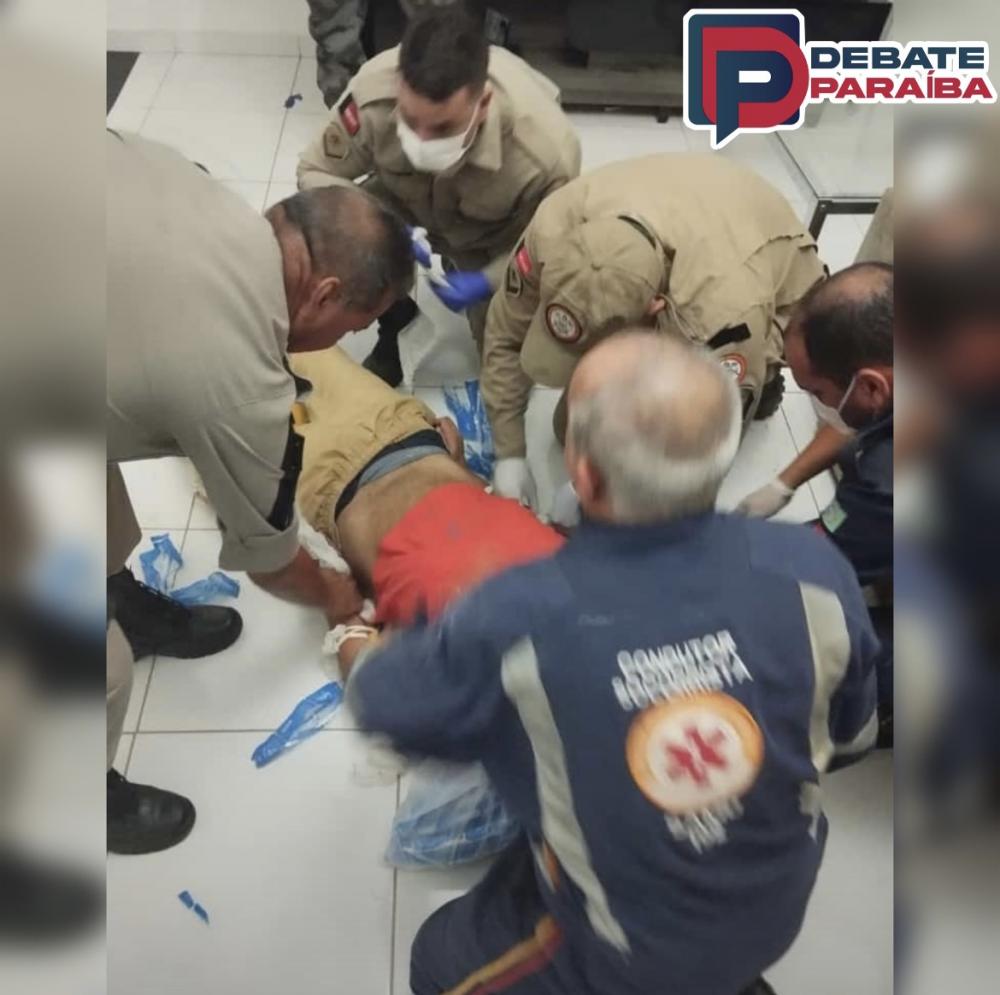 A negociação durou cerca de uma hora e meia e teve término com o homem entregando a faca (Foto: Reprodução)