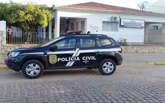 Momentos depois, o acusado foi levado à delegacia de Polícia Civil, e apresentado ao delegado de plantão (Foto: Reprodução)