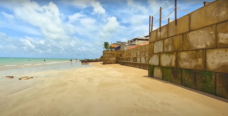 Muro do Edifício Avoante à beira mar. (Foto: Reprodução)