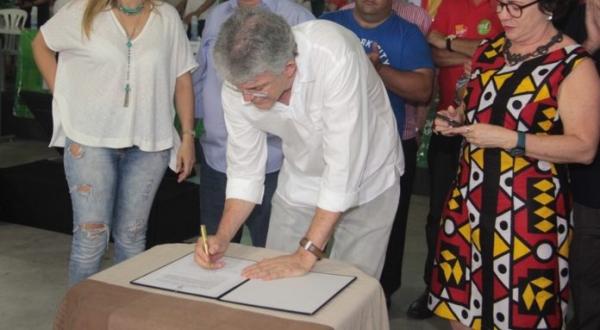 Governador liberando recursos em eventos na Capital e em Campina. (Foto: Divulgação).
