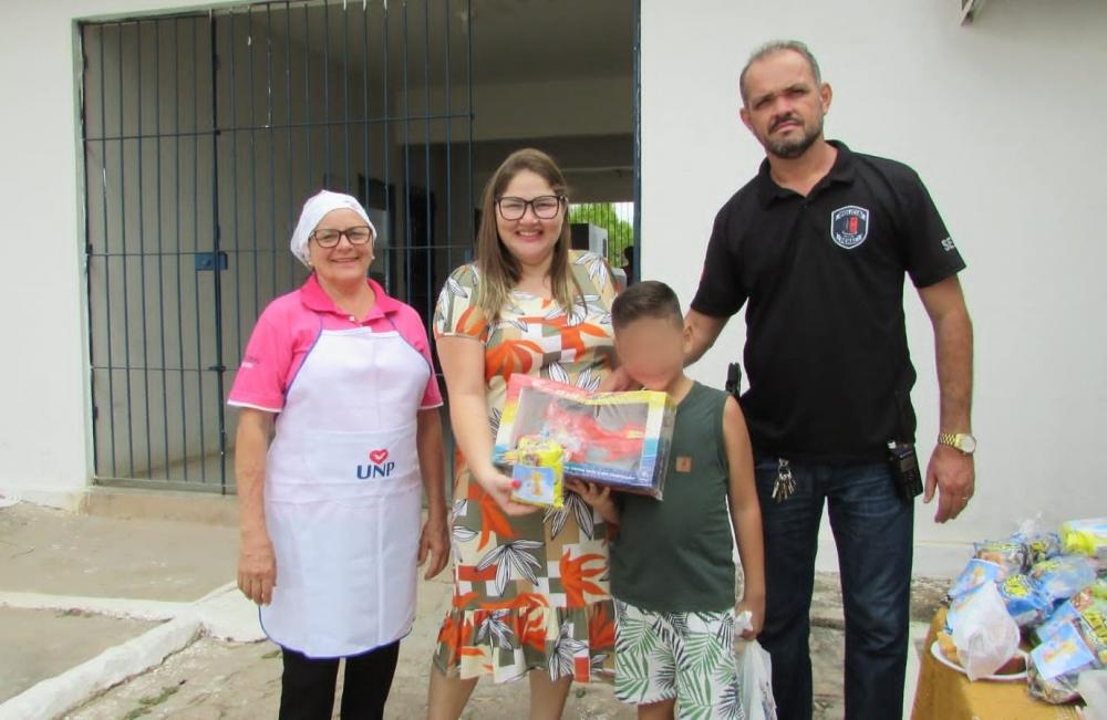 Na realização do evento foram distribuídos brinquedos, sacolinhas, salgados, refrigerantes e brincadeiras no no pula-pula (Foto: Reprodução)