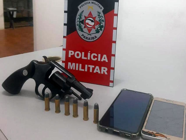 Os suspeitos e todo material apreendido foram encaminhados à delegacia de Policia Civil para realização dos procedimentos necessários (Foto: Divulgação PMPB)