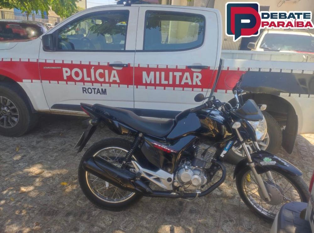 Os militares ao realizarem um minucioso levantamento pelo sistema SINESP, constaram que a moto havia sido roubada por dois indivíduos armados por volta das 2h da madrugada dessa terça-feira. (Foto: Reprodução).