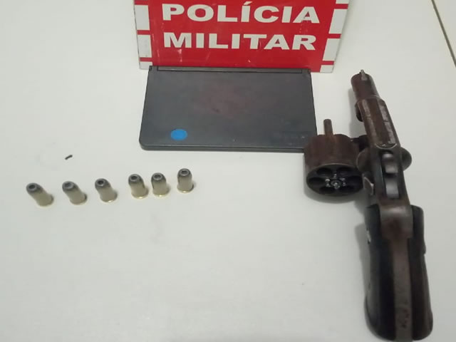 O infrator da Lei recebeu voz de prisão e foi levado à delegacia da Polícia Civil em São Bento juntamente com a arma apreendida (Foto: Divulgação PMPB)