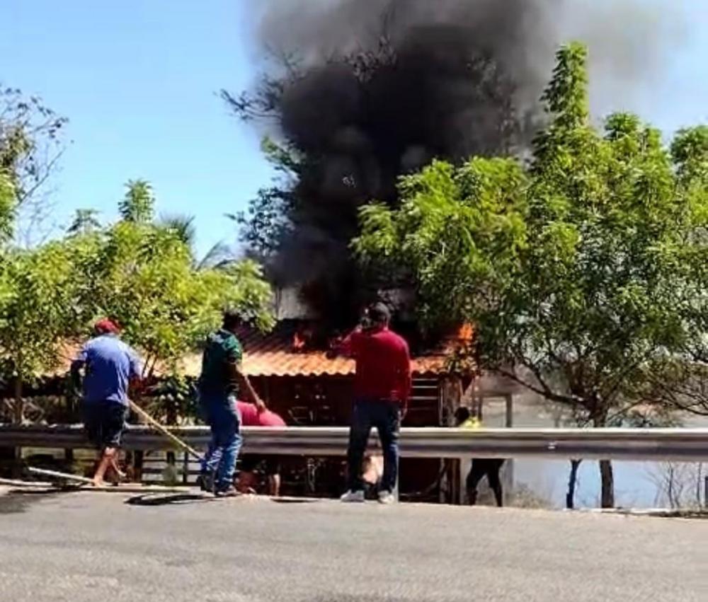 Vídeo: Fogo atinge restaurante às margens do açude de São Gonçalo no município de Sousa