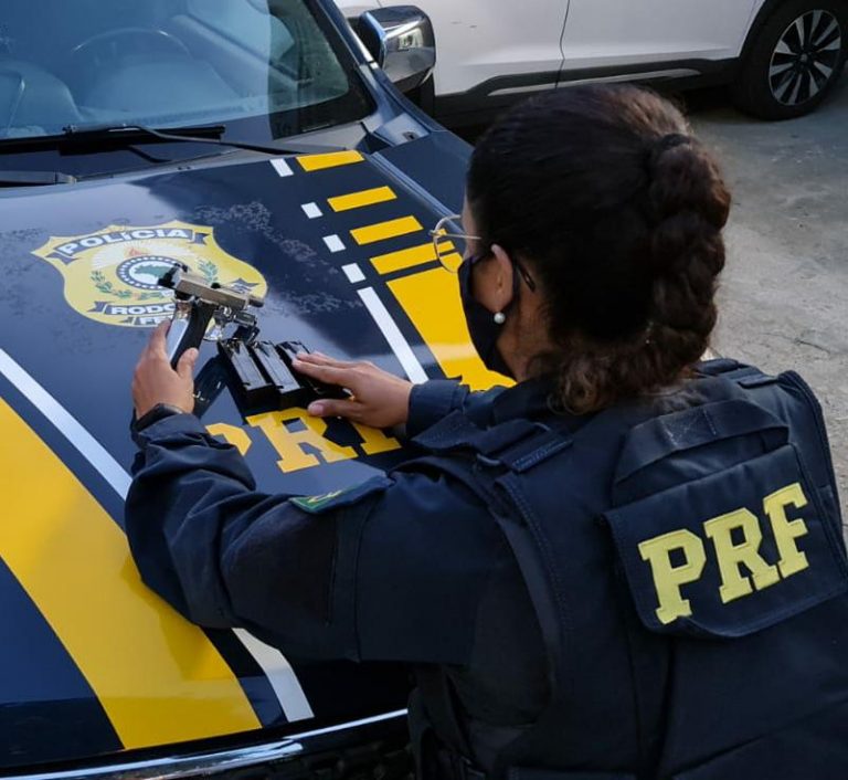 O casal foi detido, conduzido à Polícia Civil e deverá responder pelo crime de porte ilegal de arma de fogo de uso permitido (Foto: Divulgação PRF)