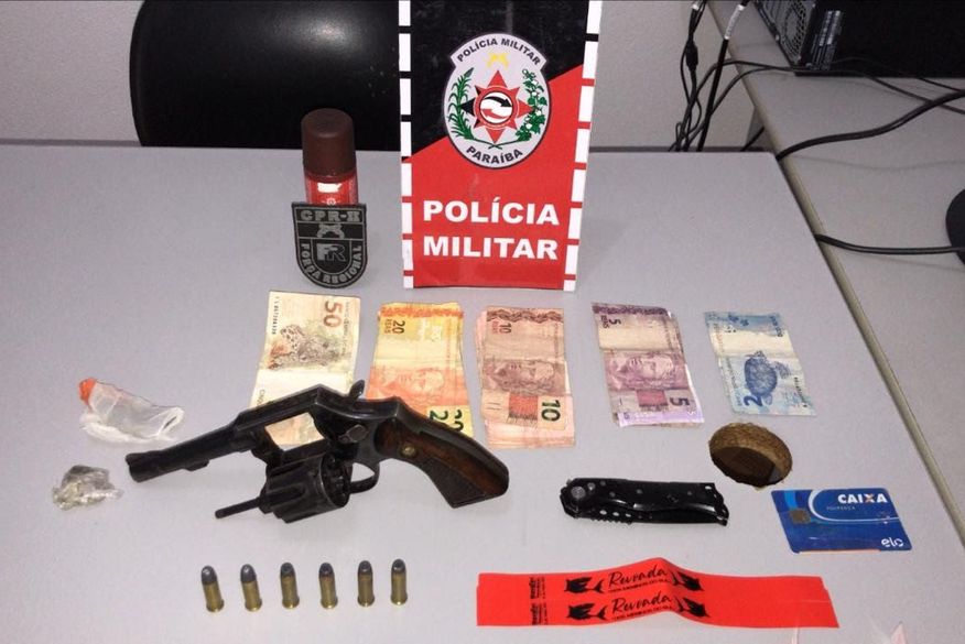 Não foram identificados os proprietários da arma de fogo e dos entorpecentes, que também foram apresentados ao delegado de plantão. (Foto: PMPB)