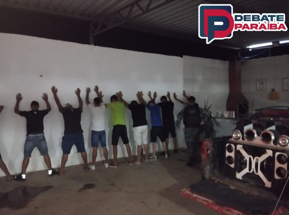 Com o flagrante constatado, a festa foi encerrada e o suspeito juntamente com os entorpecentes apreendidos foram levados à delegacia de Polícia Civil (Foto: Reprodução)