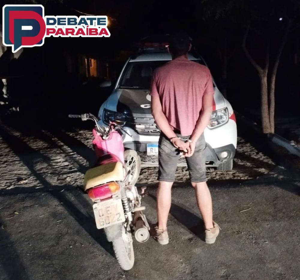 Diante dos fatos, o acusado e a moto apreendida foram conduzidos à Centrald de Polícia Civil de Cajazeiras, para serem realizados os procedimentos necessários pela autoridade policial judiciária (Foto: Reprodução)