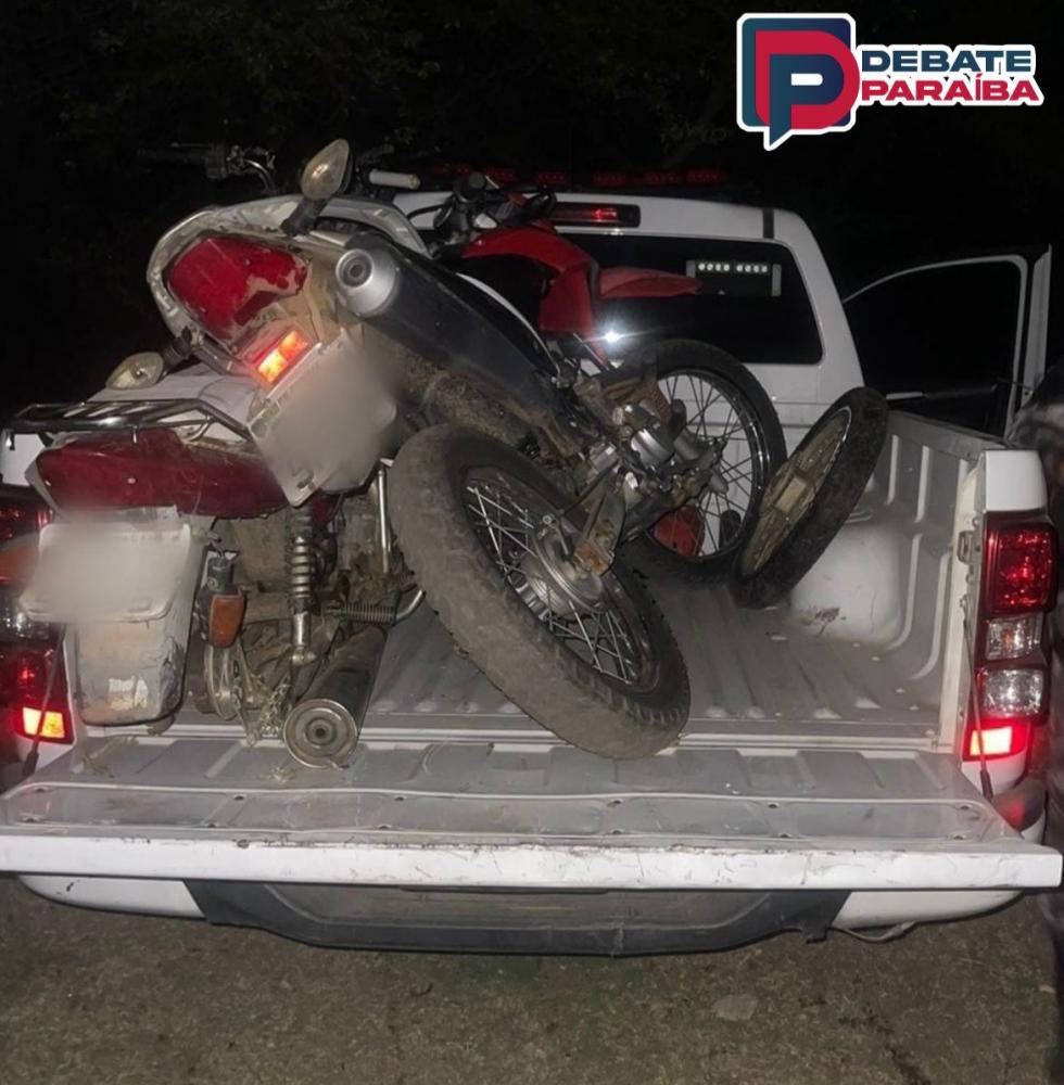 Ao ser feito um breve levantamento, foi constatado que as duas motos tinham restrições de roubo/furto. (Foto: Reprodução).