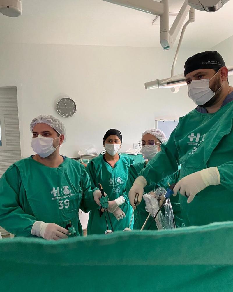 A equipe médica que realizou o procedimento foi composta pelo médico cirurgião Júnior Pires, cirurgiões auxiliares Lázaro Macedo e Michaele Abrantes. (Foto: Divulgação).