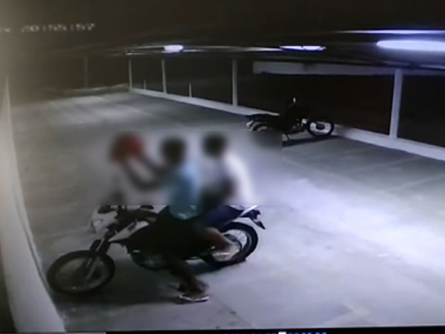 Após as imagens viralizarem nos grupos de WhatsApp de Sousa e região, um dos envolvidos devolveu o capacete subtraído (Foto: Reprodução Redes Sociais)