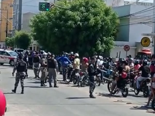 Vídeos: Polícia Militar é acionada para conter direção perigosa e baderna durante sepultamento em Sousa e motos são apreendidas