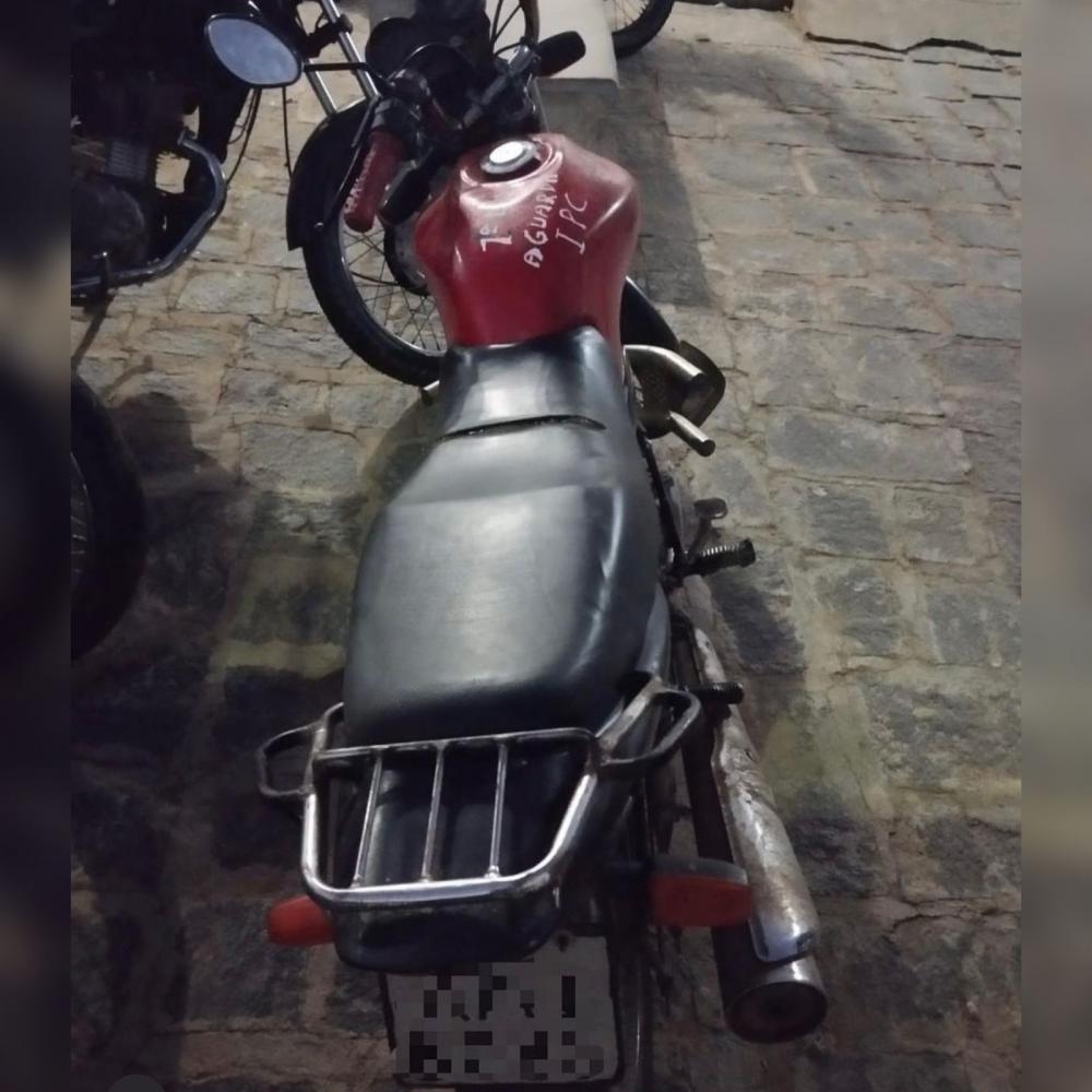 Diante dos fatos, o condutor e a moto apreendida foram conduzidos à delegacia de Polícia Civil, para serem adotados os procedimentos necessários pela autoridade policial judiciária (Foto: Reprodução)