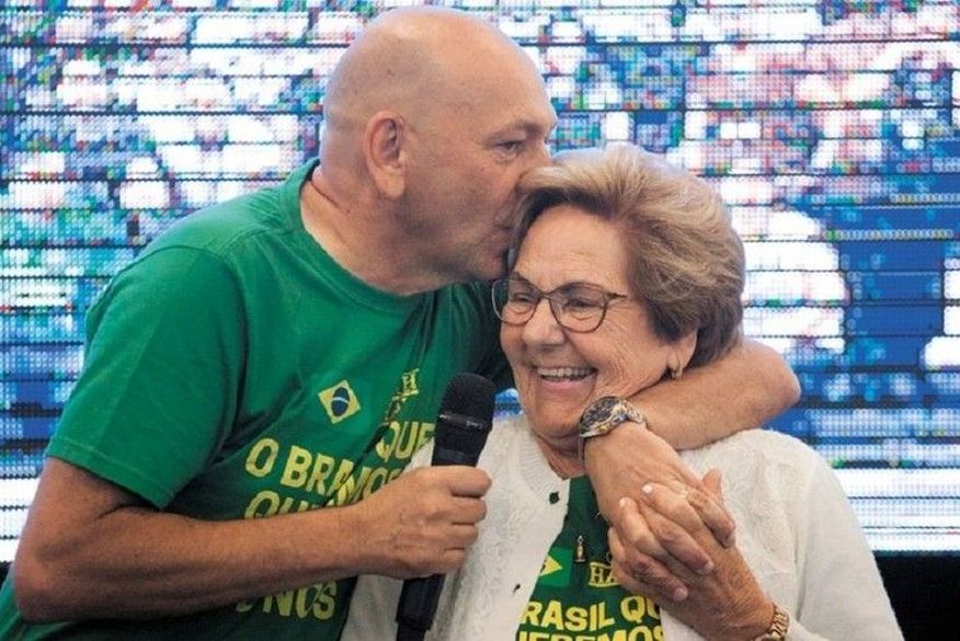Luciano Hang ao lado da mãe, Regina Hang, falecida nesta quinta-feira (4) em São Paulo. (Foto: Acervo pessoal).