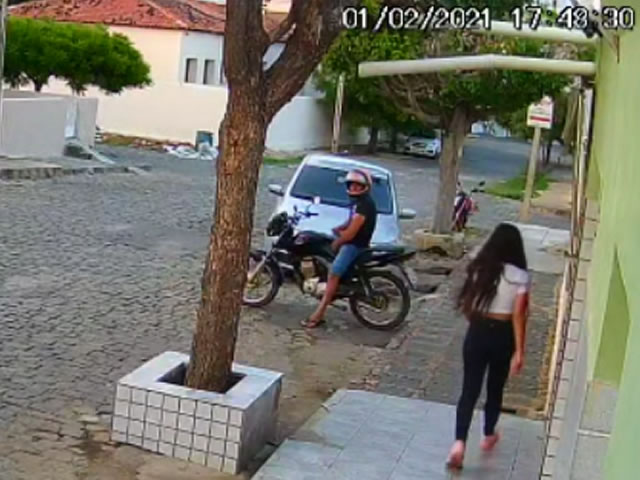 Vídeo: Homem é flagrado se masturbando em cima de moto na frente de mulheres no centro de Cajazeiras