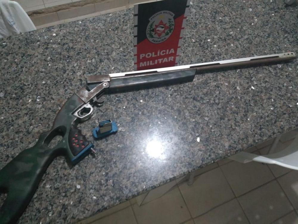 O suspeito foi abordado pelos militares e durante a revista foi encontrado uma espingarda de fabricação caseira (Foto: Divulgação PMPB)