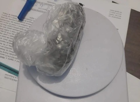 O entorpecente foi encontrado dentro de seu ânus enrolado em um plástico e pesava cerca de 49 gramas (Foto: Reprodução)