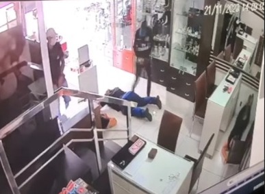 As vítimas estiveram na delegacia de Polícia Civil para formalizar um Boletim de Ocorrência, e ser dado continuidade as investigações do crime ocorrido (Foto: Reprodução)