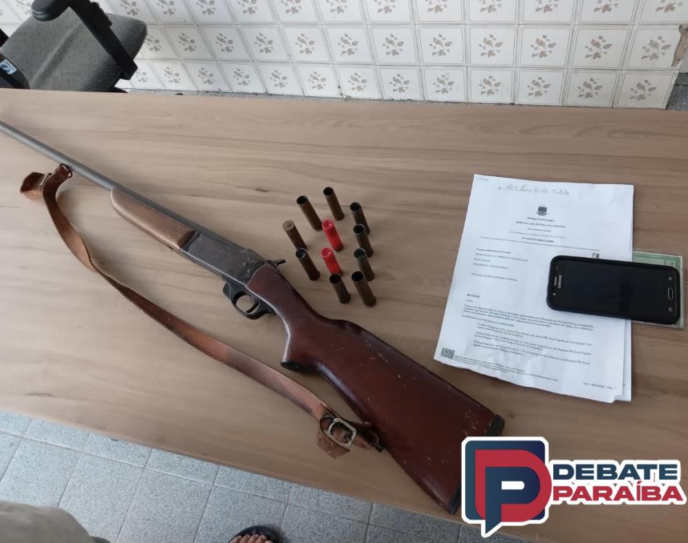Após ser preso, o suspeito foi levado à delegacia de Polícia Civil com a arma e munições apreendidas (Foto: Reprodução)
