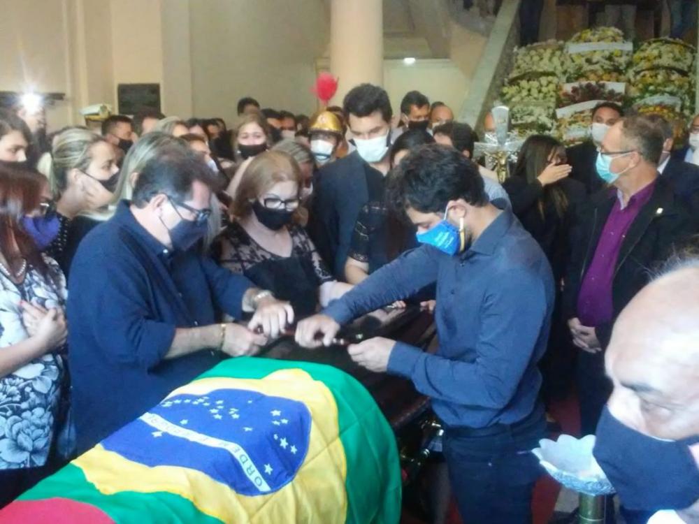 A desembargadora Fátima Bezerra, viúva do senador, participa do velório com familiares e autoridades. Foto: Laerte Cerqueira.