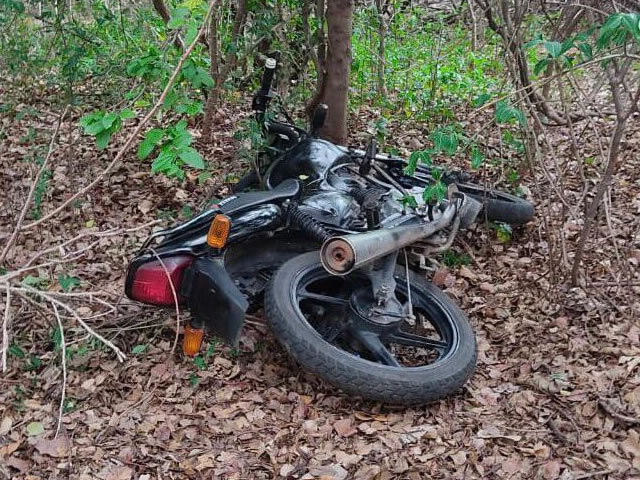 A motocicleta foi levada à Delegacia Distrital e após serem adotados os procedimentos necessários foi devolvida ao verdadeiro proprietário (Foto: Divulgação PMPB)