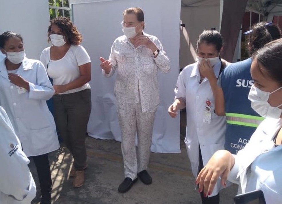 O apresentador Silvio Santos, de 90 anos, em visita a um posto de vacinação da Zona Sul de SP nesta quarta-feira (10). — Foto: Reprodução/Redes Sociais.