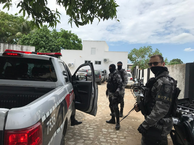 O casal recebeu voz de prisão e foram levados à Central de Polícia Civil juntamente com o material apreendido (Foto: Blog do Angelo Lima)