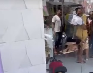 Populares que estavam próximo ao local, quando perceberam a confusão interviram para separar a briga e uma das envolvidas deixou o local. (Foto: Reprodução).