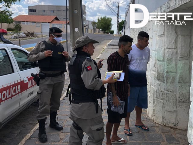 A dupla recebeu voz de prisão e foi conduzida à Delegacia Distrital de Sousa com um envelope contendo dinheiro apreendido para dar continuidade ao procedimento policial (Foto: Debate Paraíba)