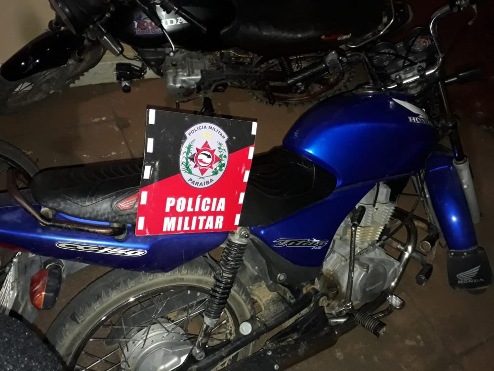 As motos recuperadas foram levadas à delegacia para serem adotadas as medidas cabíveis e a posteriori serem restituídas aos proprietários (Foto: Divulgação PMPB)