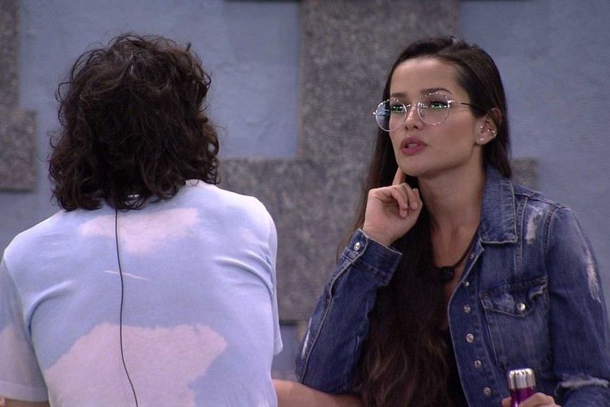 Fiuk ouve atentamente a sister (Foto: Reprodução)