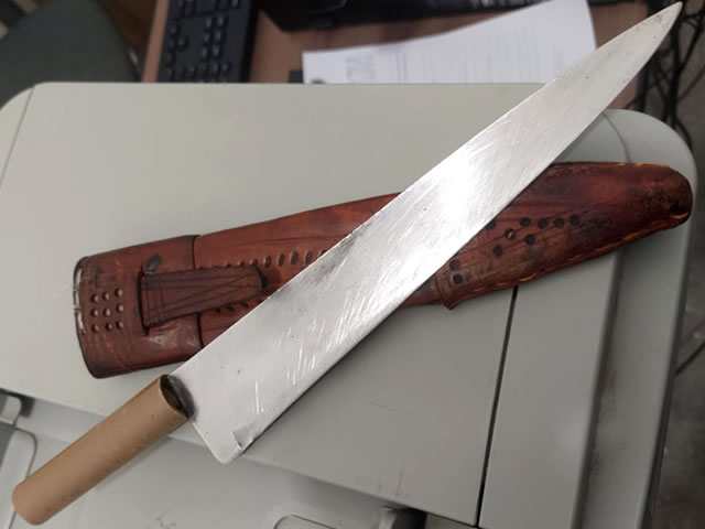 O indivíduo de nome não revelado foi conduzido à Central de Polícia Civil com a faca apreendida e apresentado ao delegado de plantão (Foto: Divulgação PMPB)