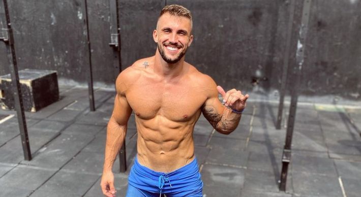Nas imagens compartilhadas por diversas páginas de fofocas, de humor voltado ao público gay Arthur aparece apenas de cueca e com a roupa marcada. (Foto: Reprodução).