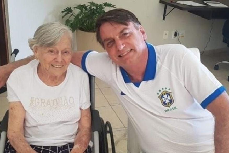 Dona Olinda Bonturi Bolsonaro, mãe do presidente Jair Bolsonaro, foi vacinada com a CoronaVac (Foto: Reprodução).