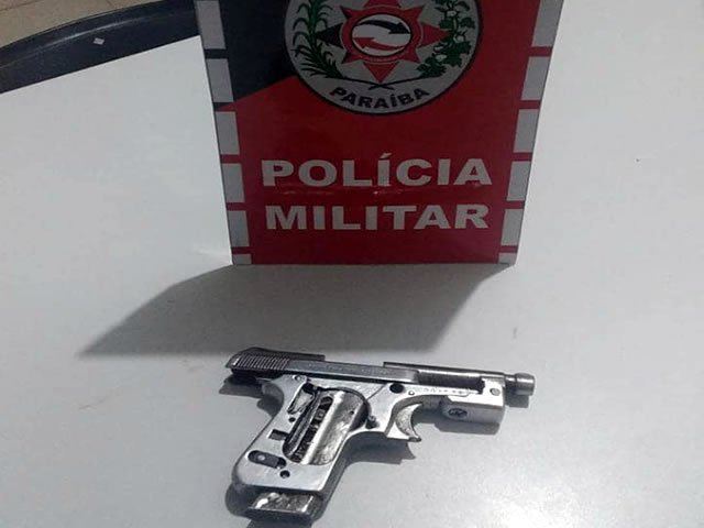 O acusado juntamente com a arma apreendida foi conduzido à delegacia de Polícia Civil de Sousa para as providências que requer o caso (Foto: Divulgação PMPB)