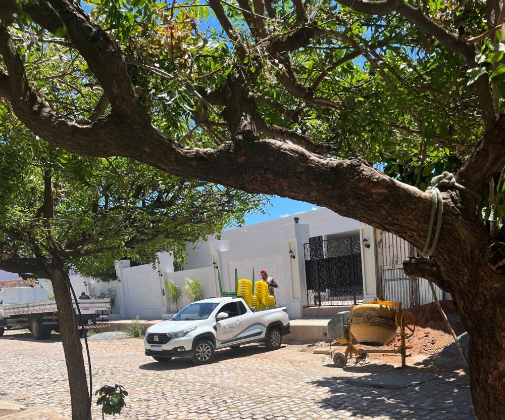 Secretário de Agricultura de Uiraúna é flagrado transportando mesas e cadeiras em carro oficial do município