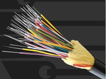 O MPPB recomenda que as empresas de telefonia e internet, que atuam na cidade, providencie a manutenção adequada da fiação exposta por todo o município. (Foto: Reprodução).