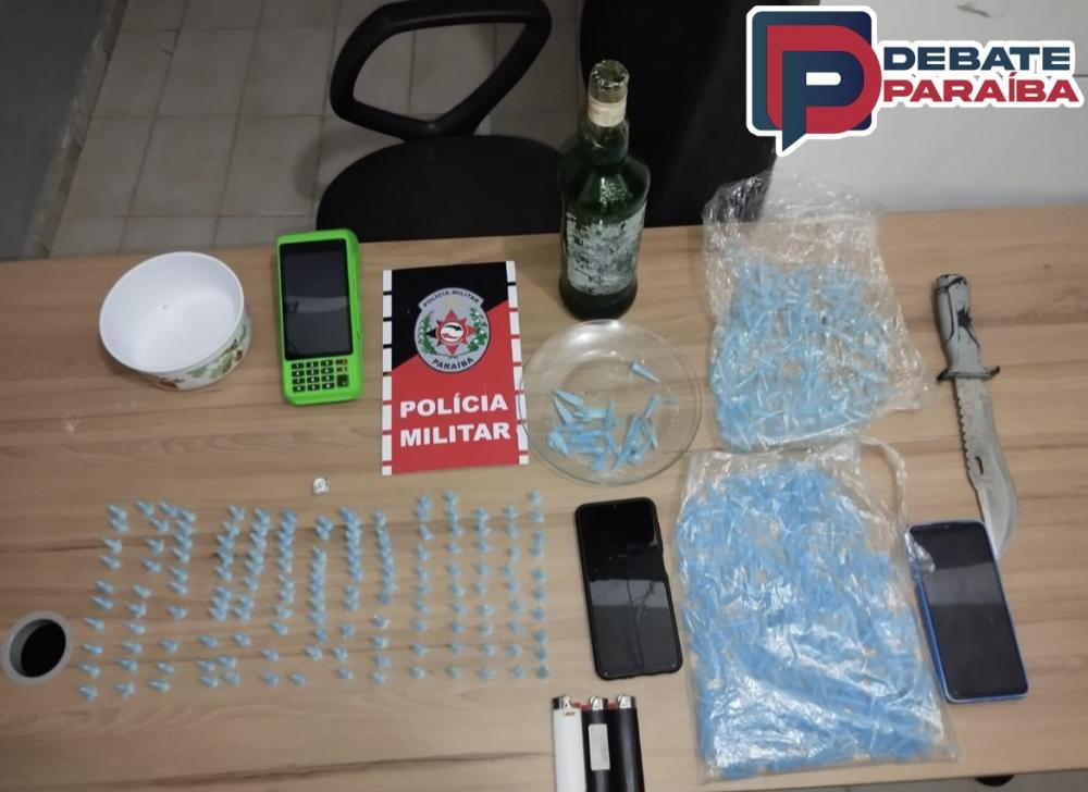 Ao serem feitas buscas no imóvel, os policiais encontraram cerca de 125 pinos de cocaína, material para embalar o entorpecente e máquina de cartão de crédito (Foto: Reprodução)