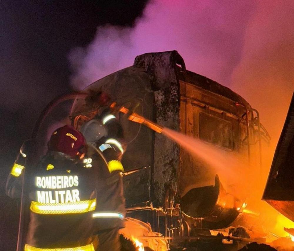 Vídeo: Carreta que transportava sal pega fogo no trecho da BR-230 próximo ao município de Aparecida