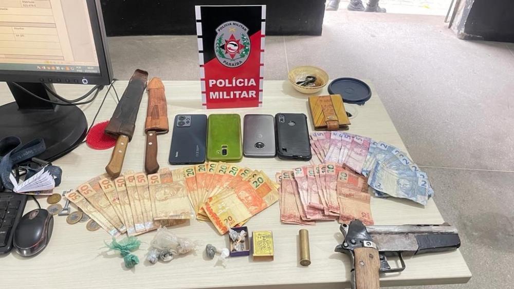 Diante dos fatos, os acusados e todo o material apreendido, foram conduzidos à delegacia de Polícia Civil (Foto: Reprodução)