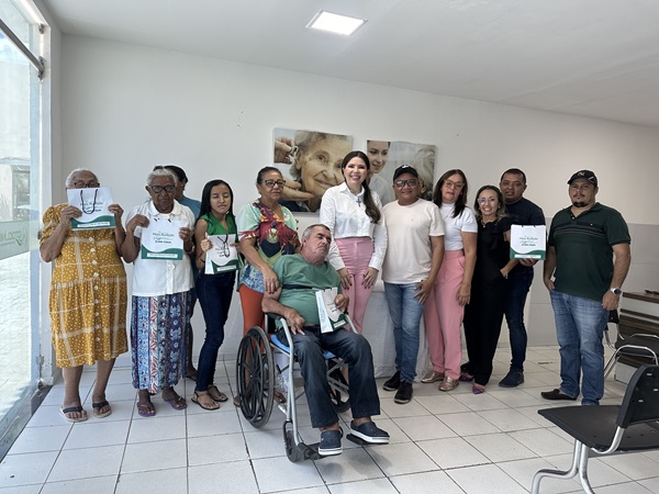 A secretária Amanda Silveira aproveitou para destacar a importância do Programa Mais Audição na entrega de próteses auditivas aos pacientes. (Foto: Divulgação).