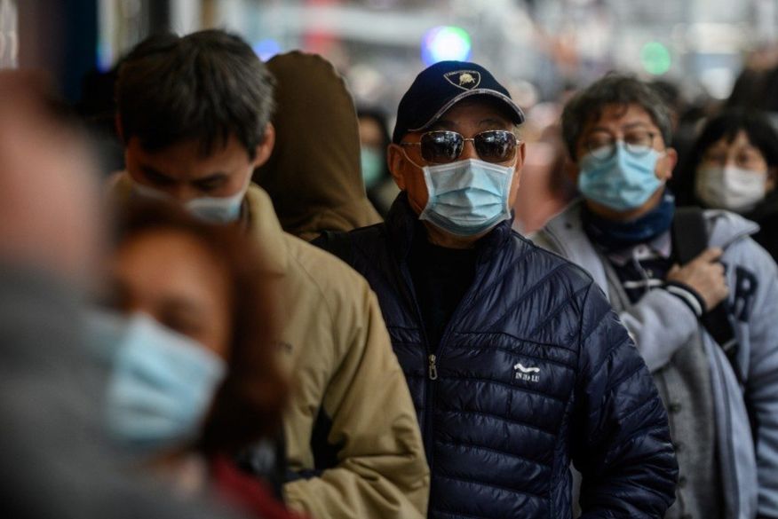 A pandemia continua e o número de novos contaminados só vai começar a cair quando muita gente estiver vacinada. (Foto: Reprodução).